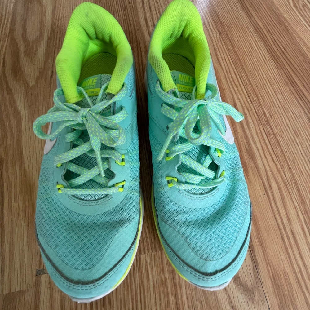 Nike Nikeflex Womens Size 6 Running Shoes Mint With Lime Green